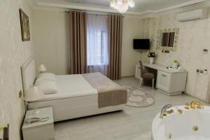 um quarto com uma cama, uma banheira e um lavatório em Отель "Даймонд Луговая" em Kursk