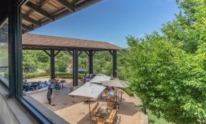 Draufsicht auf eine Terrasse mit Tischen und Sonnenschirmen in der Unterkunft Avianto in Muldersdrift + 23 Fotos