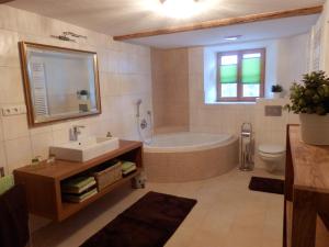 un bagno con vasca, lavandino e WC di anno Tyrol a Biberwier