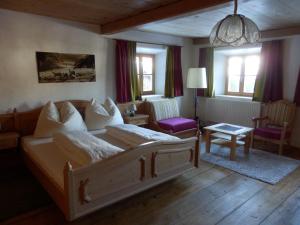 una camera da letto con un letto e un soggiorno di anno Tyrol a Biberwier