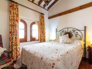 1 dormitorio con 1 cama en una habitación con ventanas en Casa maria la conejera, en Nigüelas