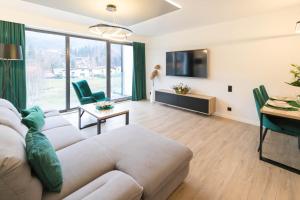 Televízia a/alebo spoločenská miestnosť v ubytovaní Apartament Marron 11 z sauną, bawialnią i widokiem na Skrzyczne - Dream Apart