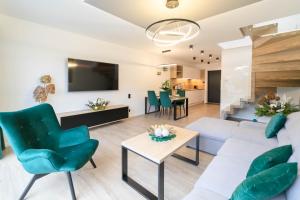 Televízia a/alebo spoločenská miestnosť v ubytovaní Apartament Marron 11 z sauną, bawialnią i widokiem na Skrzyczne - Dream Apart