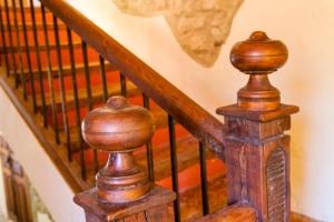 una escalera de madera con barandillas de madera en una casa en Apartamentos Casa Samper, en Santa Eulalia de Gállego