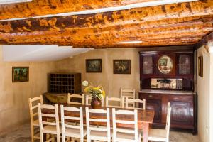 una sala da pranzo con tavolo e sedie in legno di Apartamentos Casa Samper a Santa Eulalia de Gállego