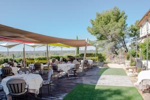 サン・カナにあるMas de Fauchon - Teritoriaの天蓋付きのテーブルと椅子のあるレストラン
