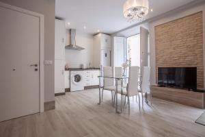 Kuchyň nebo kuchyňský kout v ubytování APARTAMENTO CASCO ANTIGUIO ↑ CALIDADES 4 PX 1 BR