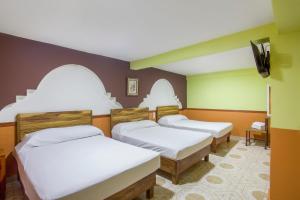 Zimmer mit 3 Betten in einem Zimmer in der Unterkunft OYO Hotel San Agustin in Acambay