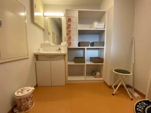 十和田都田市酒店 的带水槽和镜子的小浴室