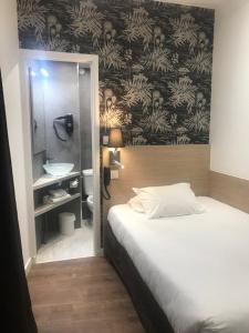 Кровать или кровати в номере Hotel de Bordeaux