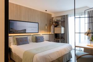 パルマ・デ・マヨルカにあるArs Magna Bleisure Hotelのベッドルーム(青い枕の大きな白いベッド付) +33枚の写真