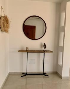 a mirror on a wall with a table in a room at Villa Lina Moderne toute équipée & Piscine in Midoun