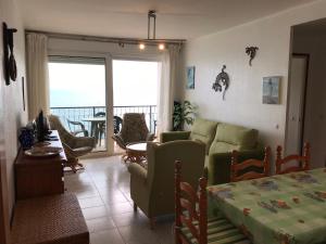 ein Wohnzimmer mit einem Sofa und einem Tisch in der Unterkunft Embajador 9 21 in Platja  d'Aro