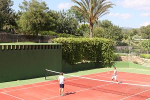 Tenis a/nebo squash v ubytování Ona Palmira Paguera nebo okolí