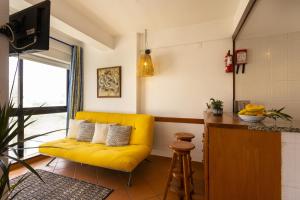 エリセイラにあるA Torre by ACasaDasCasasのリビングルーム(黄色のソファ付)