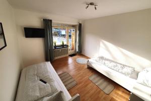 a living room with a couch and a window at Work & Stay im Herzen von Celle in Celle