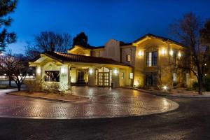 une maison dans une rue pluvieuse la nuit dans l'établissement La Quinta Inn by Wyndham Albuquerque Northeast, à Albuquerque