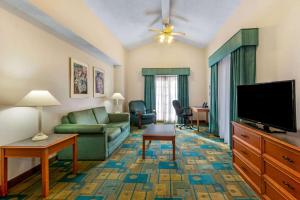 een woonkamer met een bank en een flatscreen-tv bij La Quinta Inn by Wyndham Albuquerque Northeast in Albuquerque