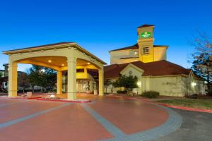 アルバカーキにあるLa Quinta by Wyndham Albuquerque Westの上に時計塔がある建物