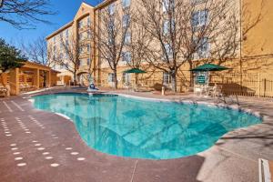 una piscina frente a un edificio en La Quinta by Wyndham Albuquerque West, en Albuquerque