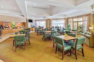 a dining room with tables and chairs in a restaurant at La Quinta by Wyndham Albuquerque West in Albuquerque