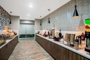 Restavracija oz. druge možnosti za prehrano v nastanitvi La Quinta by Wyndham Pittsburg