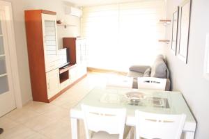 Kuchyňa alebo kuchynka v ubytovaní Sol Daurat seafront apartment