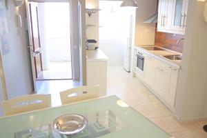 Kuchyňa alebo kuchynka v ubytovaní Sol Daurat seafront apartment