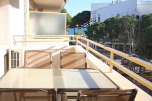 Balkón alebo terasa v ubytovaní Sol Daurat seafront apartment