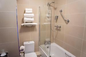 un bagno con doccia, WC e vasca di West County Hotel a Chapelizod