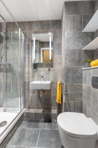 y baño con aseo, lavabo y ducha. en Highfield House Apartments, en Dublín