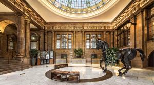 una estatua de un caballo en un edificio en Kimpton Clocktower by IHG, en Mánchester