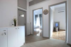 Televízia a/alebo spoločenská miestnosť v ubytovaní Kolonos, a renovated apartment