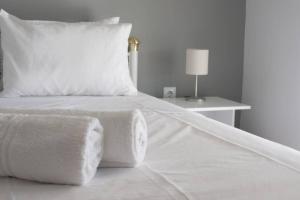 Posteľ alebo postele v izbe v ubytovaní Kolonos, a renovated apartment