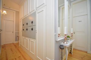 un corridoio con pareti bianche e un tavolo con candele di B in B Lisbon Downtown Suites a Lisbona Altre 46 foto