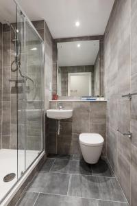 y baño con aseo, lavabo y ducha. en The Westwood Apartments, en Galway