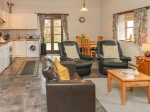 a living room with three chairs and a table at Jack's Nest in Rose Ash