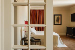 espejo en una habitación con 1 cama y 1 dormitorio en Alvino Relais Mulino Contemporaneo en Matera