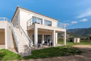 una casa con una escalera que conduce a ella en Matteo Laricio, en Peri