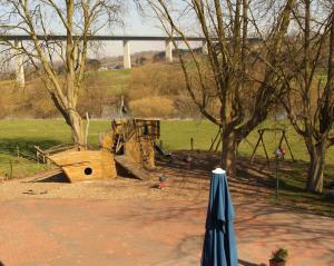 
a park with benches and a statue of a boy on a skateboard at Hotel Mintarder Wasserbahnhof in Mülheim an der Ruhr
