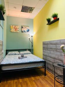 a bedroom with a bed in a room at Travel Inn Novoslobodskaya in Moscow