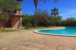 - une piscine en face d'une maison dans l'établissement Mirabo ramonet, à Caʼs Concos