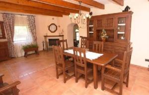 - une salle à manger avec une table et des chaises en bois dans l'établissement Mirabo ramonet, à Caʼs Concos
