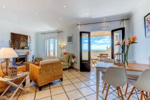 een woonkamer met een tafel en stoelen bij Casa D'Luz in Carvoeiro