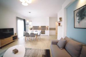 uma sala de estar com um sofá e uma sala de jantar em Athens Morum City Apartments em Atenas