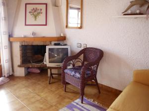 Televízia a/alebo spoločenská miestnosť v ubytovaní AT034 Vistas de la playa, casa en primera línea con salida a la playa