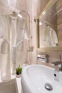 Ένα μπάνιο στο Salvator Villas & Spa Hotel 