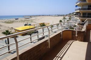 een balkon met uitzicht op het strand bij AT038 Vistas de la playa, primera línea con piscina in Torredembarra