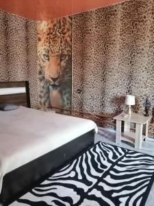 1 dormitorio con una pintura de tigre en la pared en Always at home - Apartments at Klimasenko 11 block 7, en Novokuznetsk