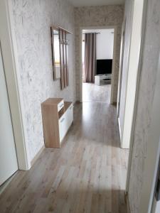 een woonkamer met een dressoir en een spiegel bij FEWO Tietz in Wolmirstedt